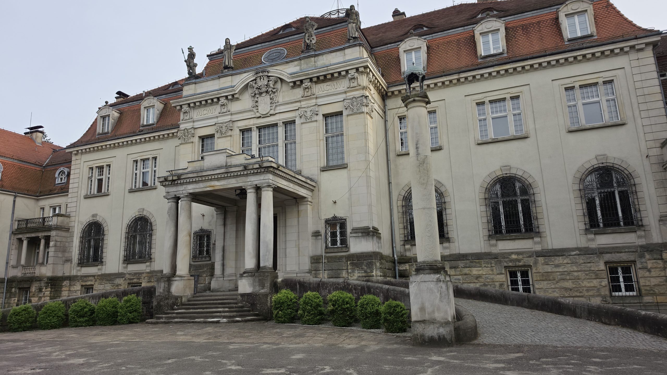 Pałac w Brynku – dawna rezydencja rodu Henckel von Donnersmarck otoczona zabytkowym parkiem.