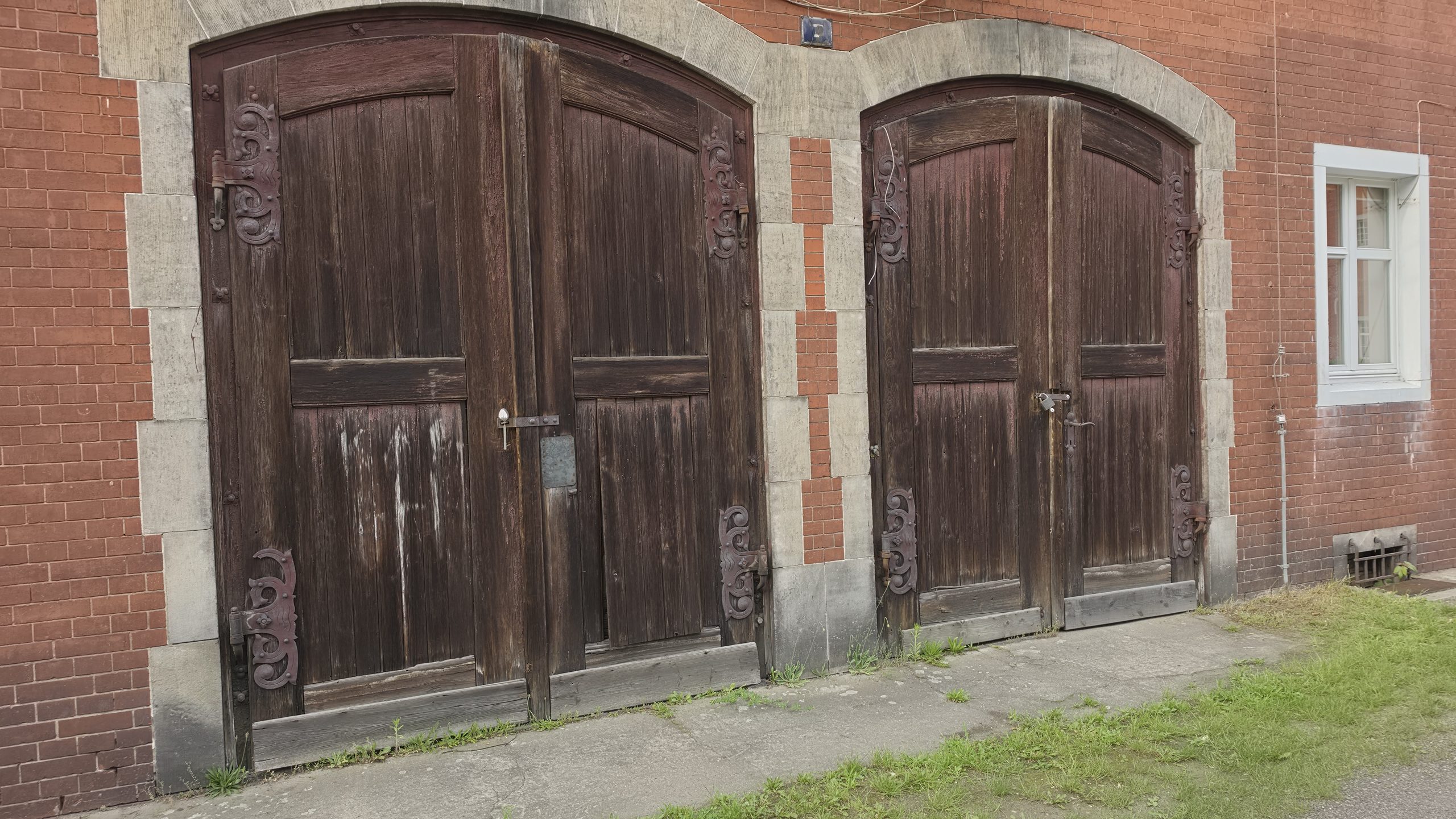 Zabytkowe stajnie przy Pałacu w Brynku, będące częścią dawnego zaplecza gospodarczego rezydencji Donnersmarcków.