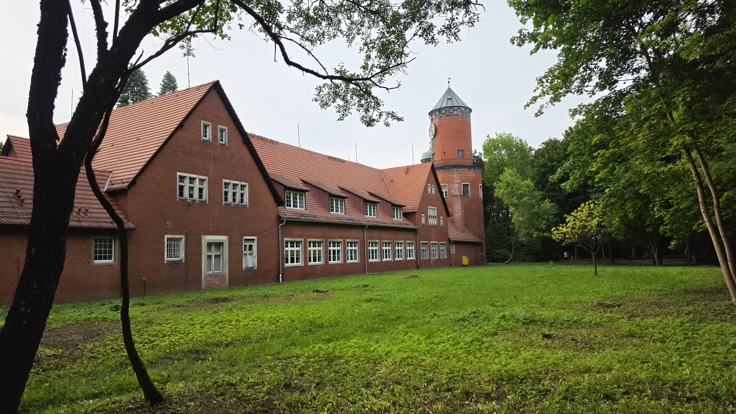 zaplecze Pałacu w Brynku z dawnymi zabudowaniami gospodarczymi