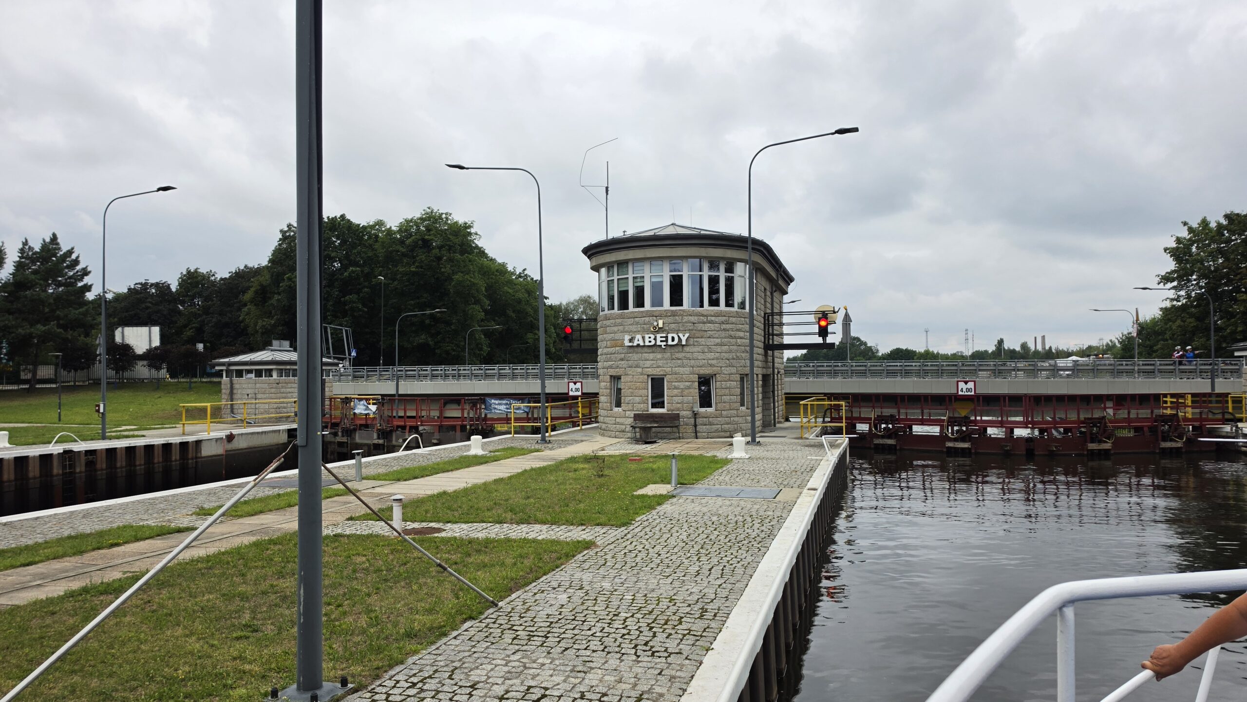 Śluza Łabędy z dwiema równoległymi komorami na Kanale Gliwickim