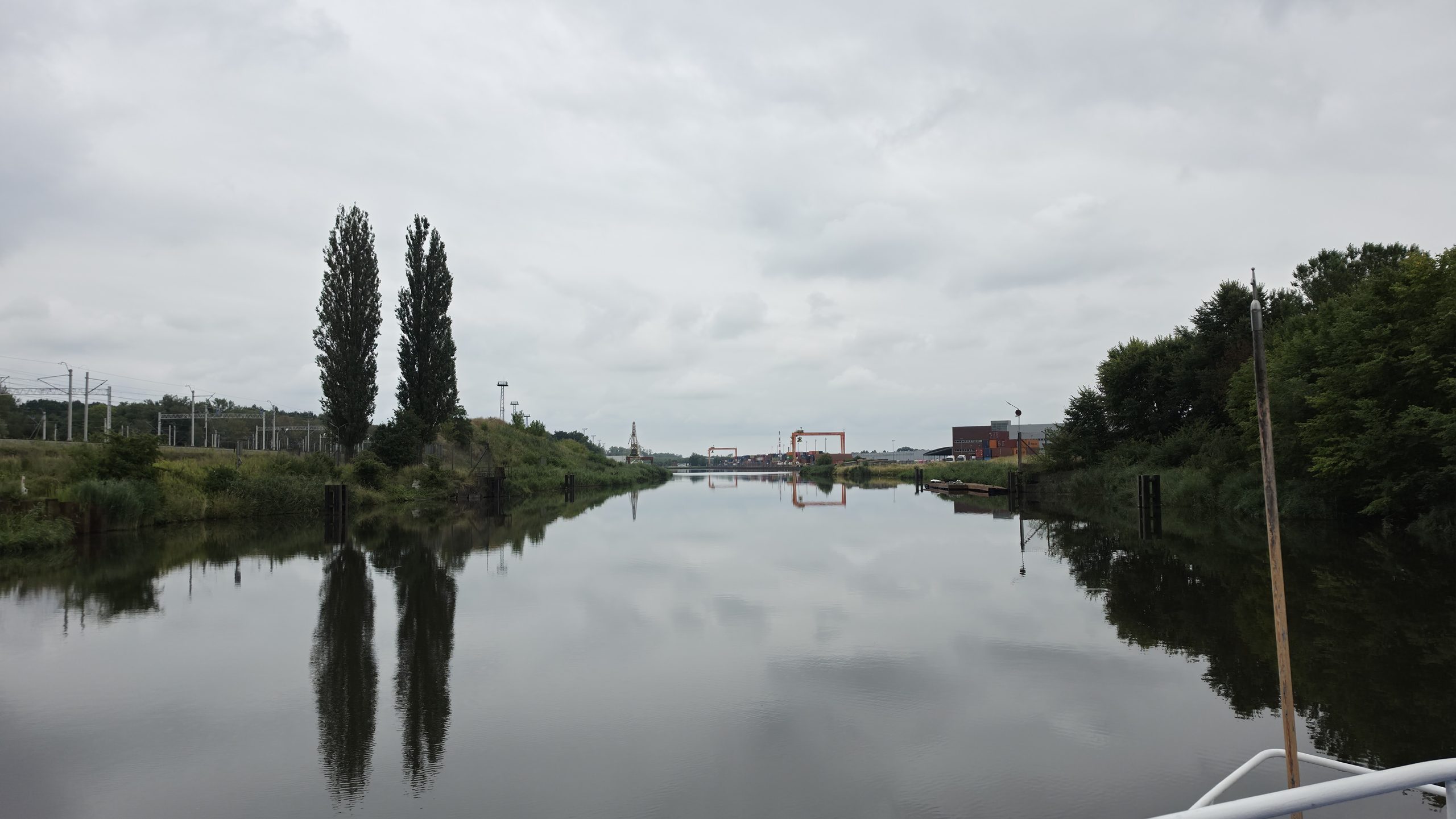 Widok na Kanał Gliwicki oraz otaczające go tereny przemysłowe i zielone nabrzeża w Gliwicach.