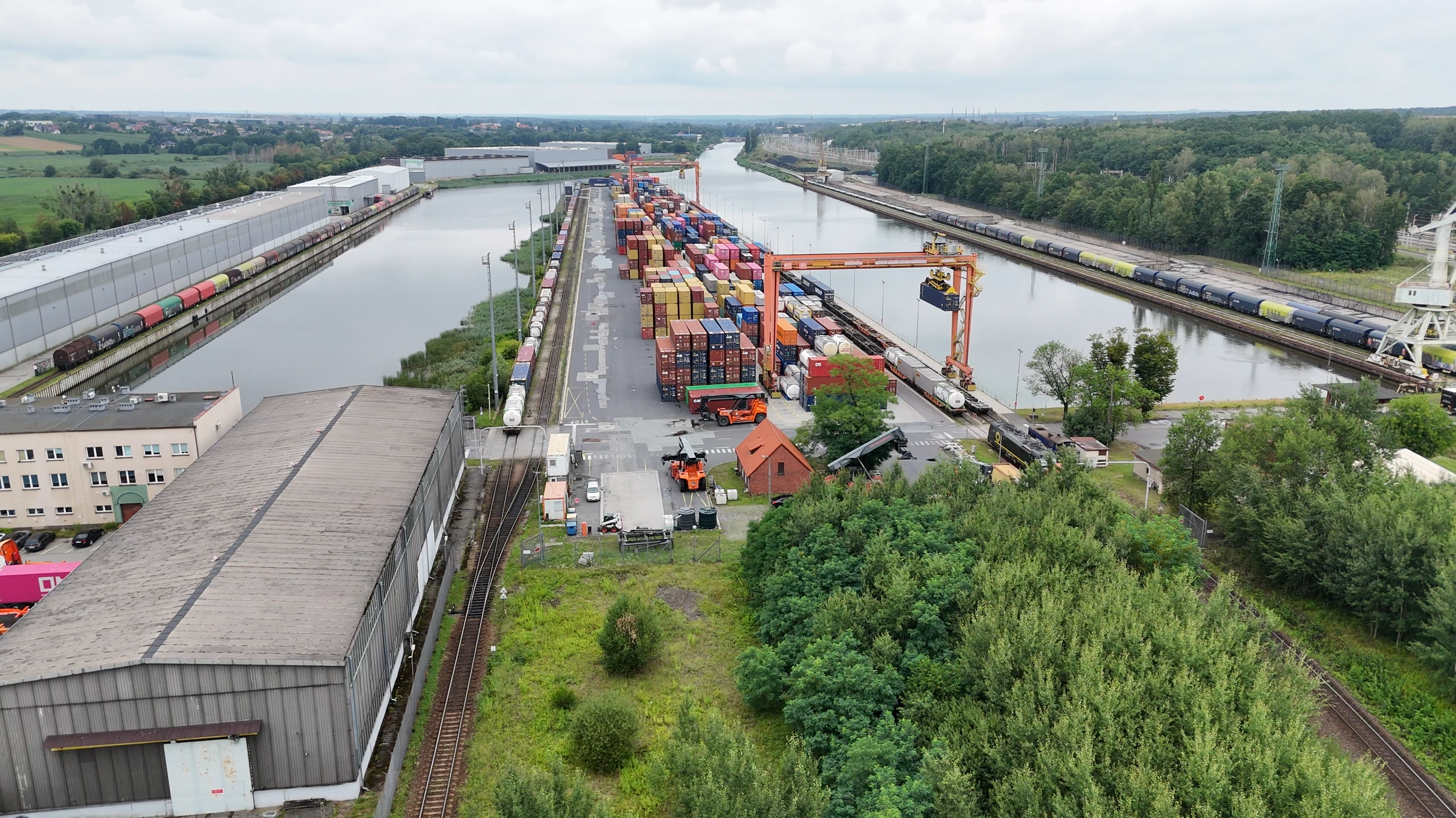 Port Gliwice z lotu drona i nabrzeża portowe