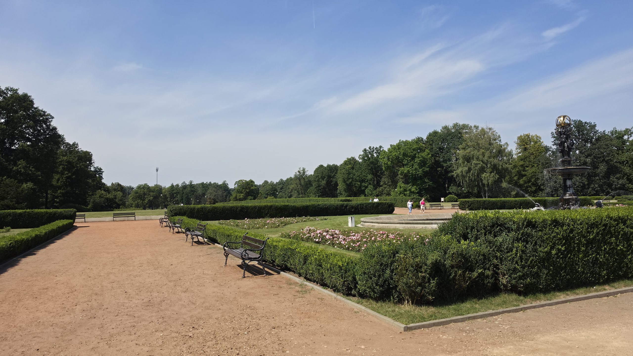 Park w Świerklańcu – alejki spacerowe wśród drzew dawnego zespołu rezydencjonalnego Donnersmarcków.
